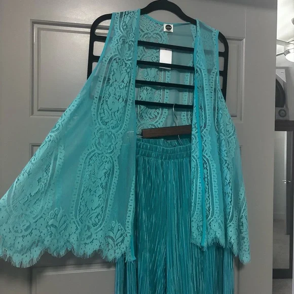 Fashion Nova set of trousers and a lace west ,color Tiffany,for tall women 5.92+ - Picture 3 of 16